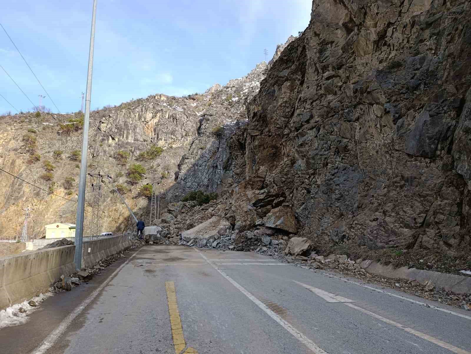 gumushane giresun karayolu heyelan nedeniyle ulasima kapandi 2 SYmE6tb2