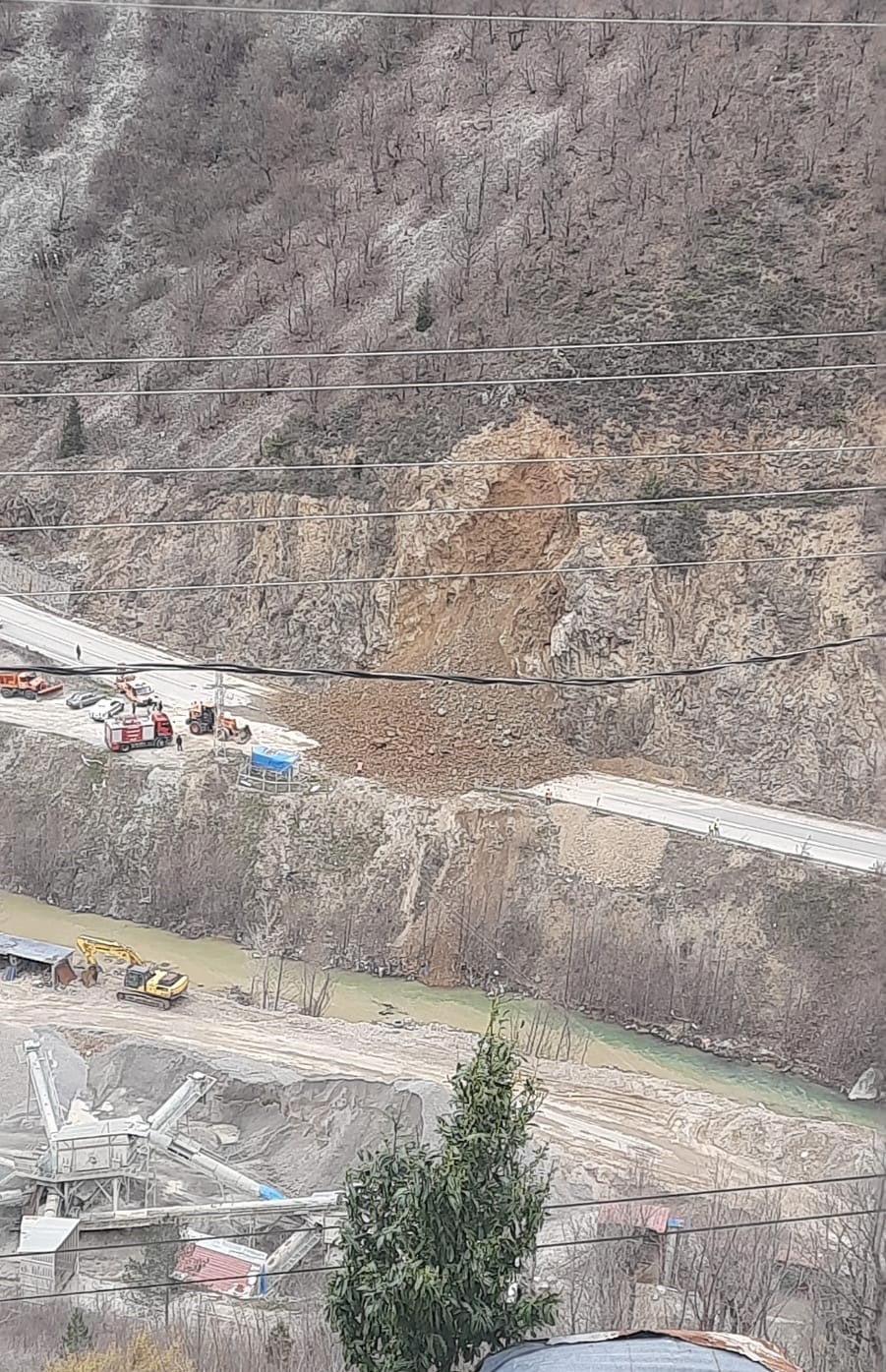 Gümüşhane-Giresun karayolunda heyelan 4 gumushane giresun karayolunda heyelan 0 aIGNRVOw