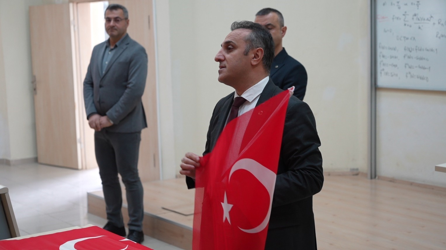 gumushane universitesinde ilk ders turk bayragina ayrildi 4 hdpmQ944