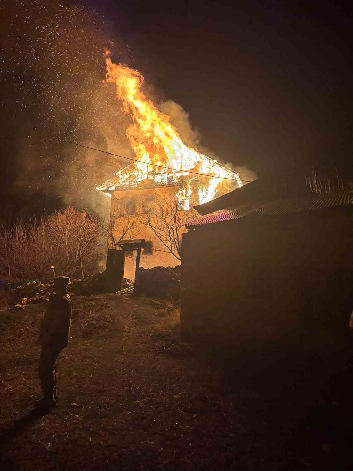 gumushanede 3 katli evde yangin evdeki yasli adami arama calismalari suruyor 0 FFUJ51T8