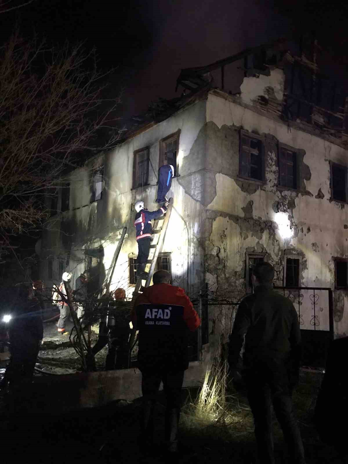 gumushanede 3 katli evde yangin evdeki yasli adami arama calismalari suruyor 1 4haEElDQ