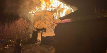 gumushanede-3-katli-evde-yangin-evdeki-yasli-adami-arama-calismalari-suruyor-Gqr5Zfap.jpg