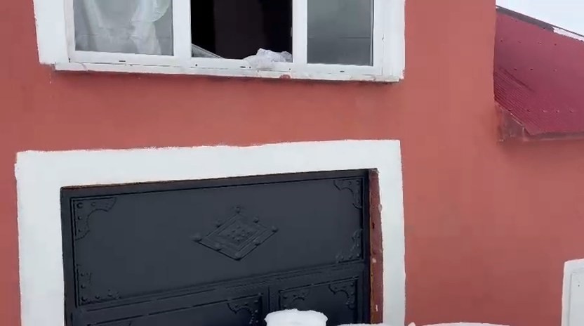 Gümüşhane’de akılalmaz olay: Ayılar bu kez kapıdan değil pencereden girdi 6 gumushanede akilalmaz olay ayilar bu kez kapidan degil pencereden girdi 2
