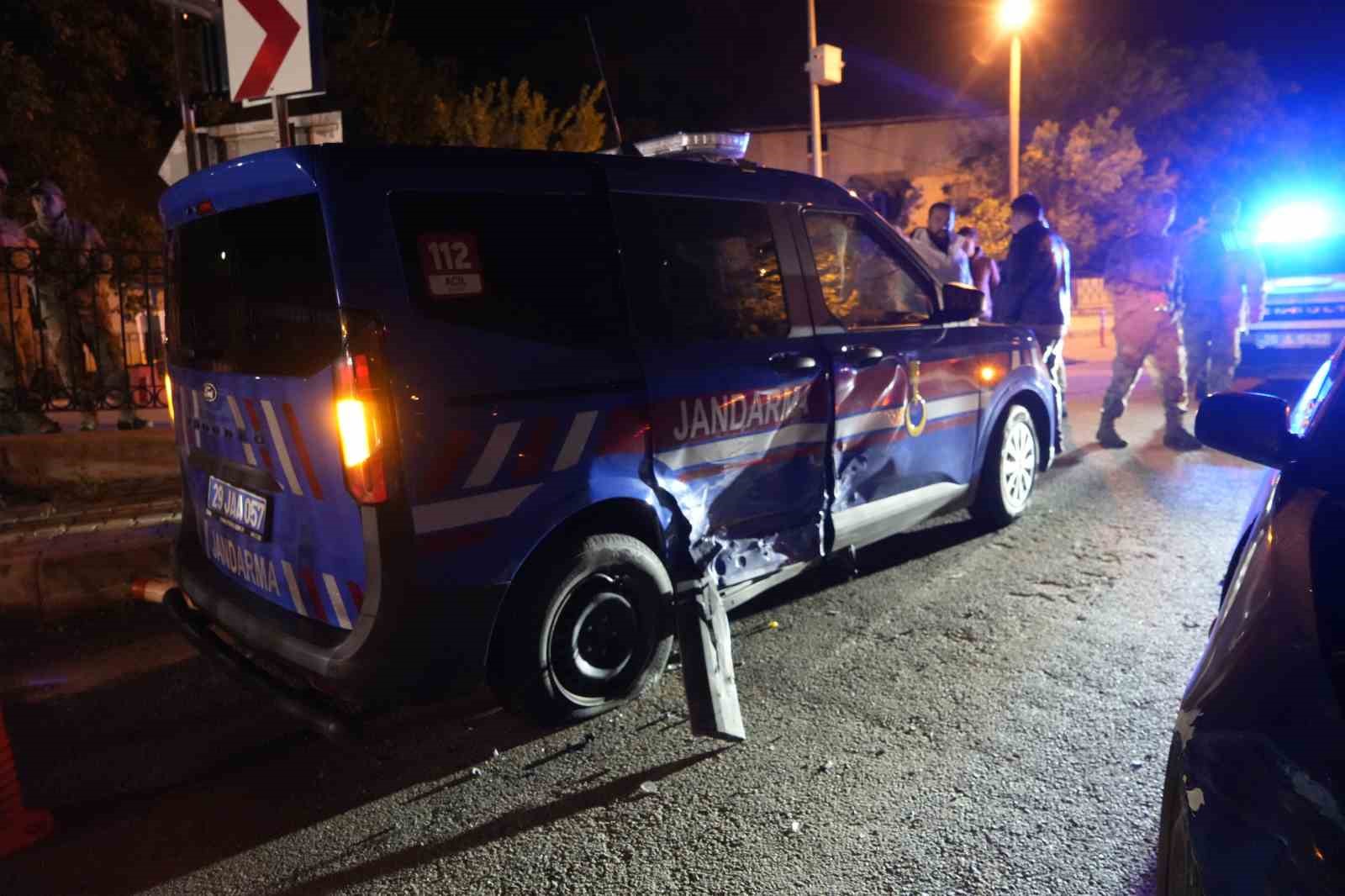 Gümüşhane’de alkollü sürücü jandarma aracına çarptı, ehliyetine el konuldu 5 gumushanede alkollu surucu jandarma aracina carpti ehliyetine el konuldu 1 gSZ8mci5