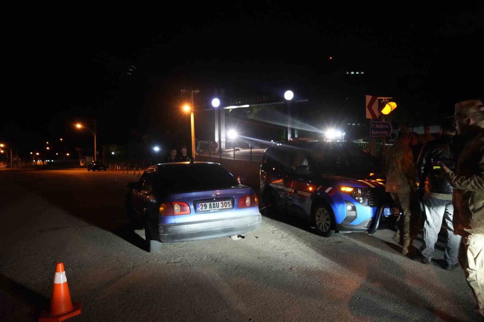Gümüşhane’de alkollü sürücü jandarma aracına çarptı, ehliyetine el konuldu 6 gumushanede alkollu surucu jandarma aracina carpti ehliyetine el konuldu 2 aHyMU2BK