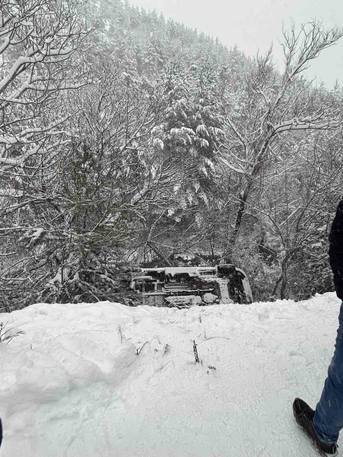 gumushanede ambulans dere yatagina yuvarlandi 0 McE3mKUO