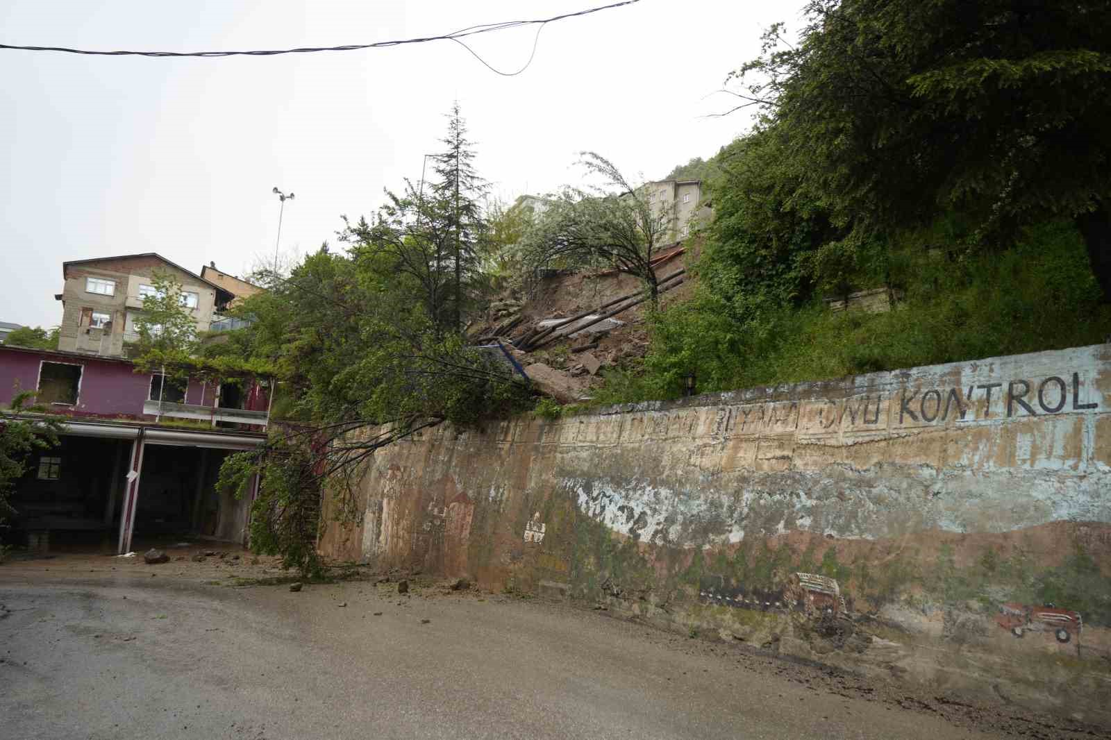 gumushanede asiri yagis sonrasi yol coktu 1 nByw79Fl