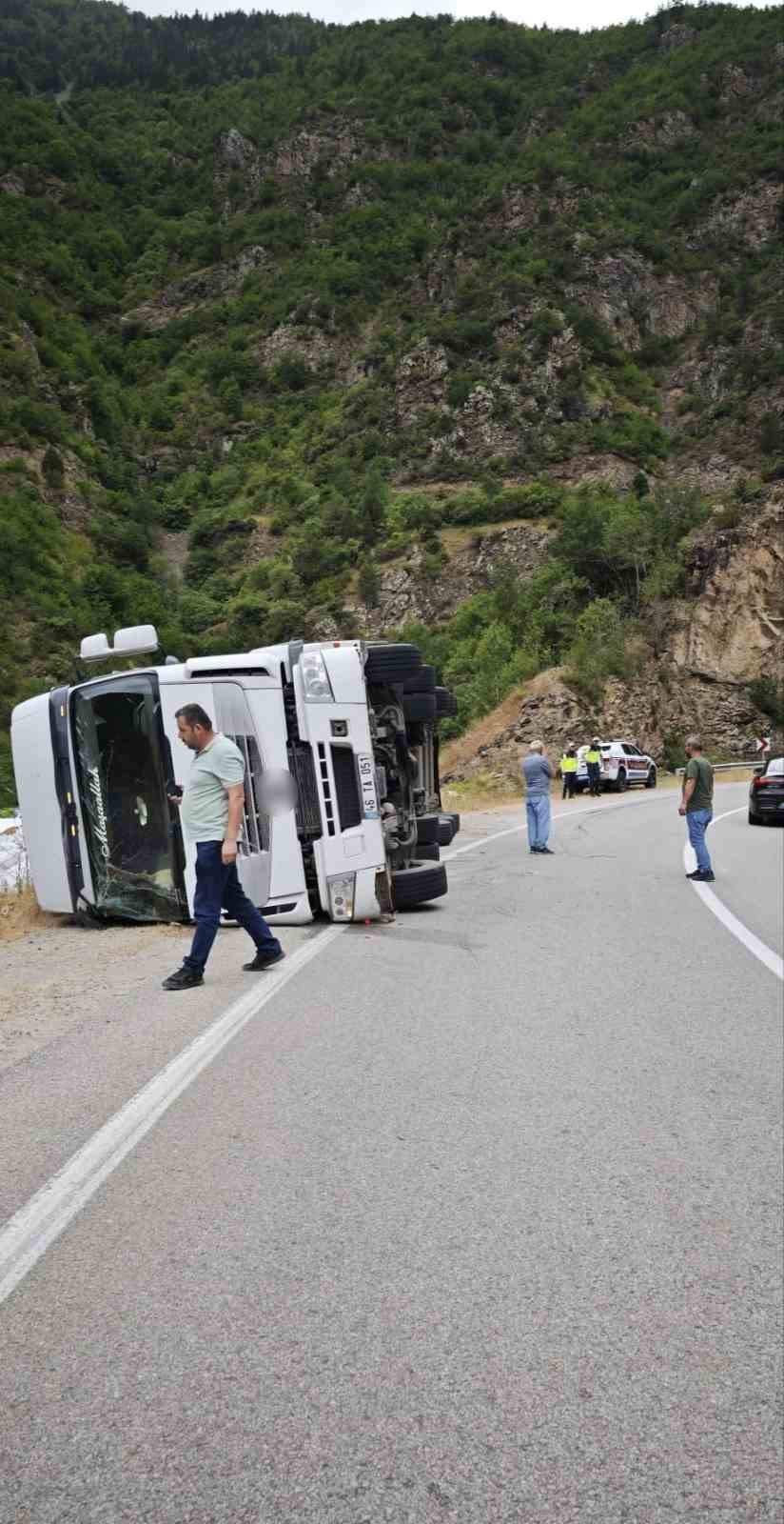 Gümüşhane’de balık yemi yüklü tır devrildi: Sürücü yaralandı 5 gumushanede balik yemi yuklu tir devrildi surucu yaralandi 1 1JgkbBr3