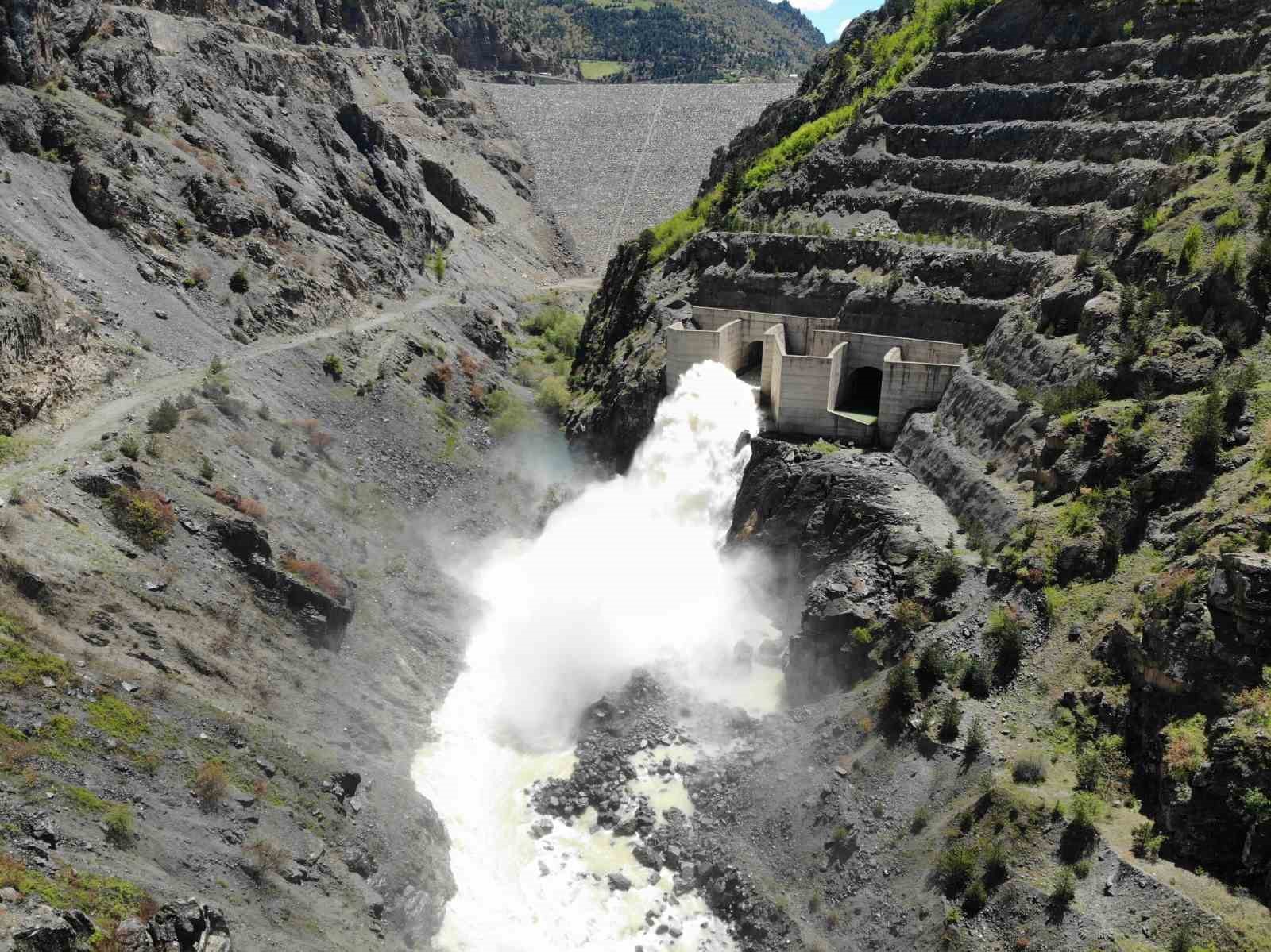 gumushanede barajlar doldu tonlarca su tahliye edilmeye baslandi 7 iL1aNwJk