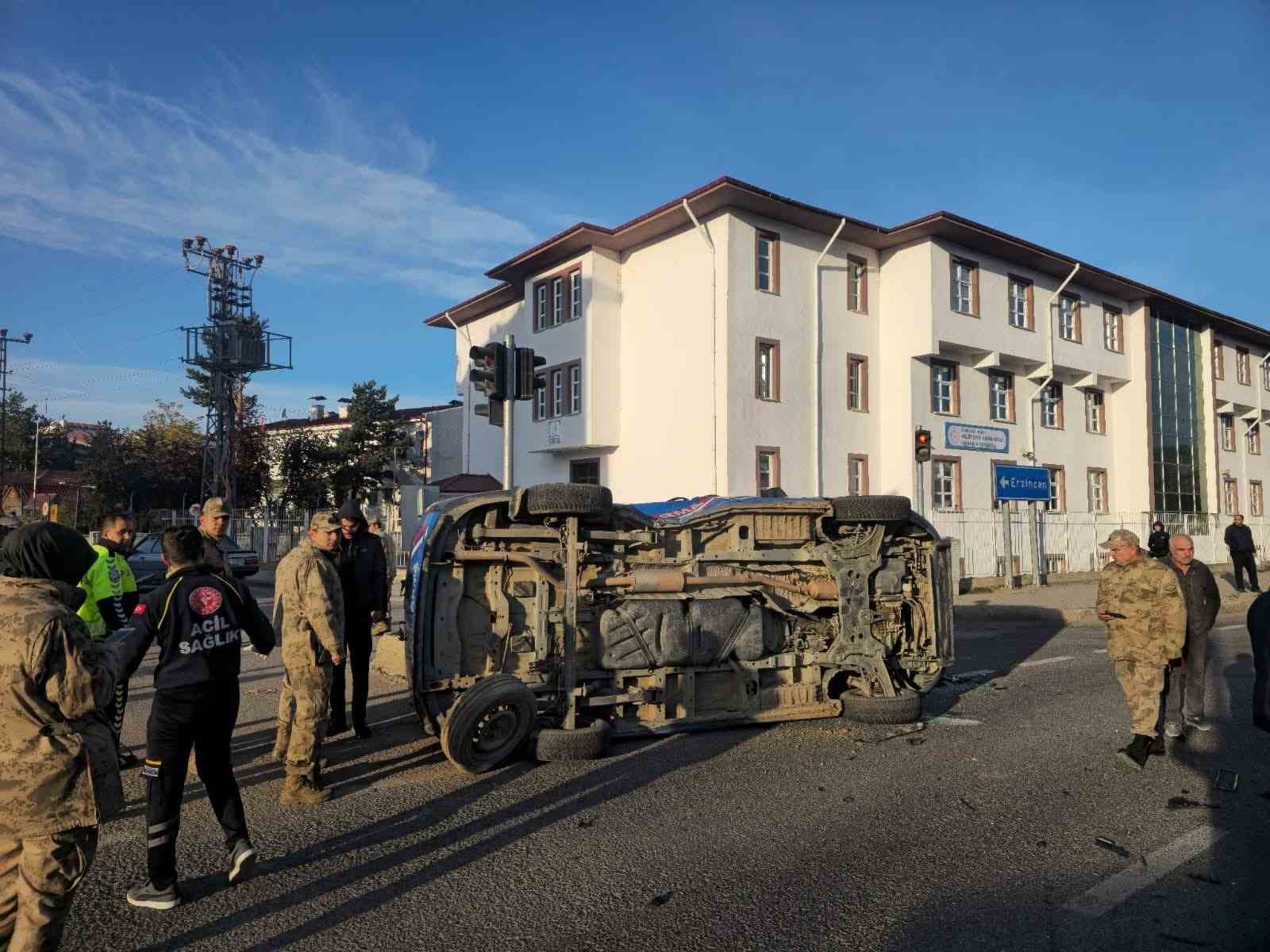 gumushanede belediye makam araci ile jandarma minibusu carpisti 2 asker yaralandi 0 BZ5fuDpU