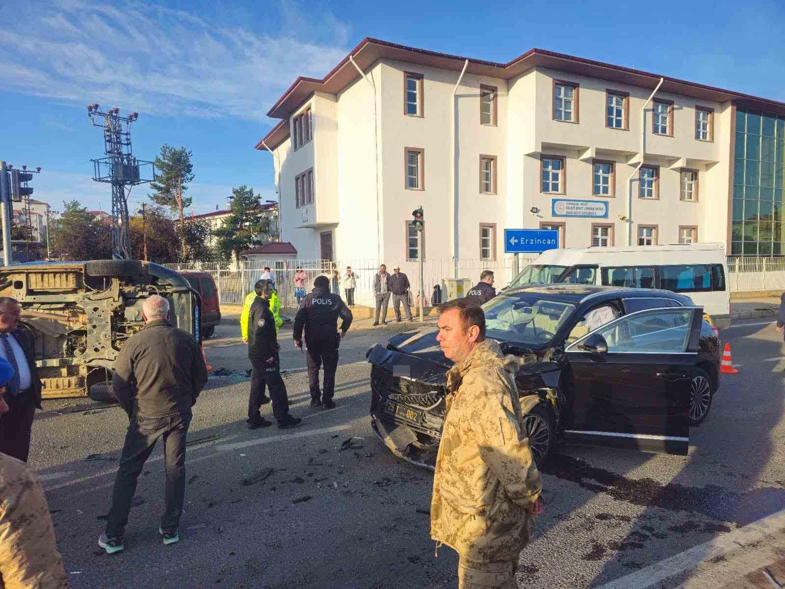 gumushanede belediye makam araci ile jandarma minibusu carpisti 2 asker yaralandi 1 J5Qrdh4u