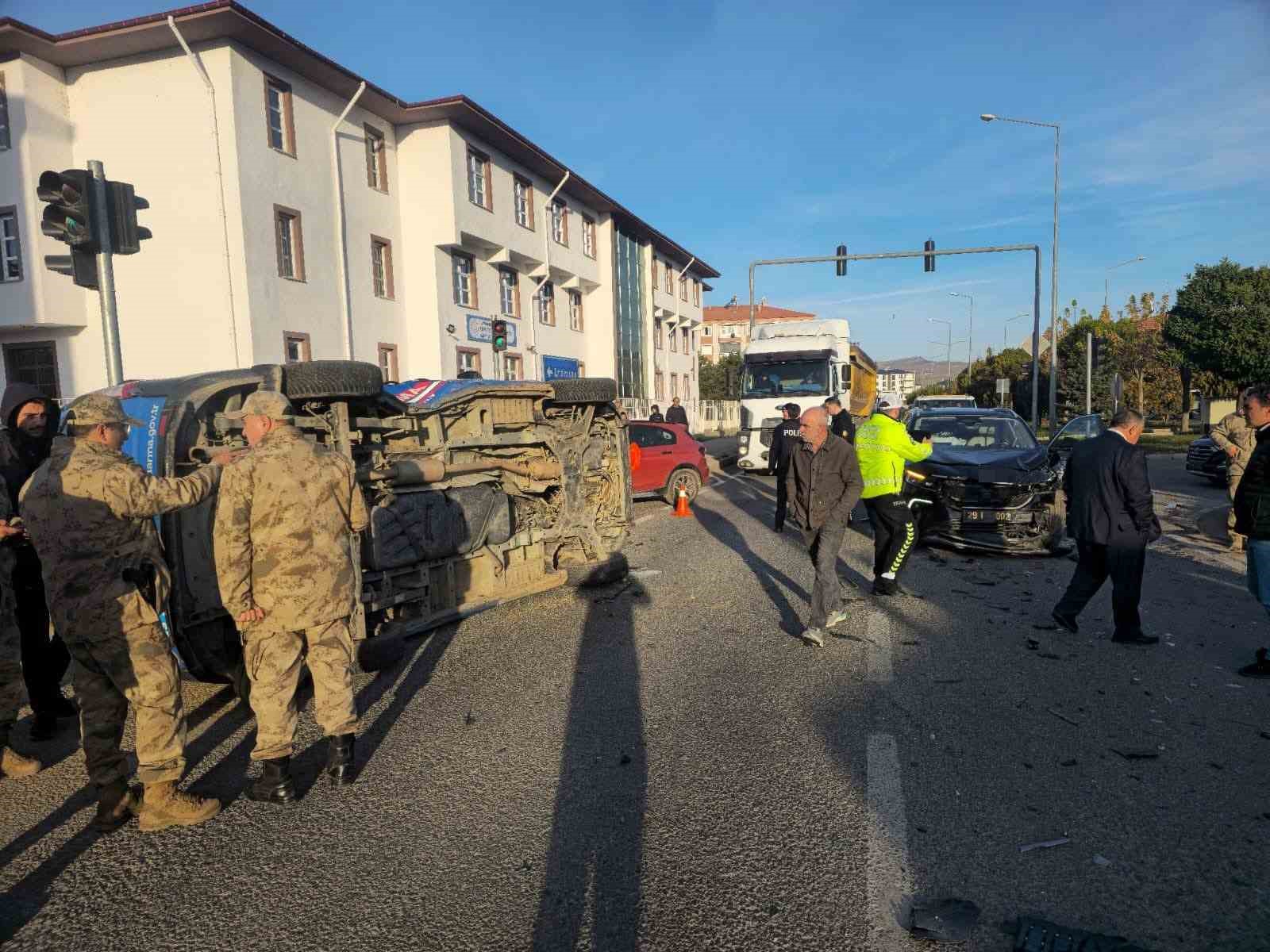 gumushanede belediye makam araci ile jandarma minibusu carpisti 2 asker yaralandi 2 zZ6iDCBH