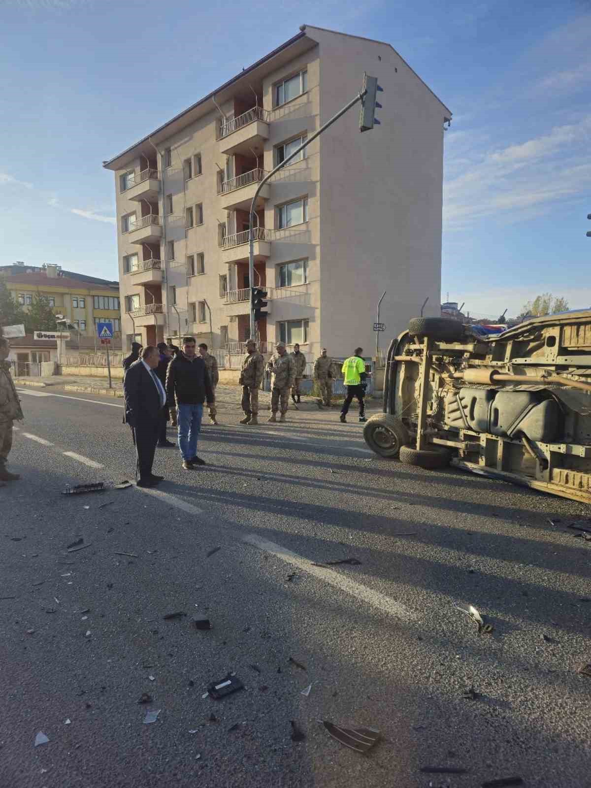 gumushanede belediye makam araci ile jandarma minibusu carpisti 2 asker yaralandi 3