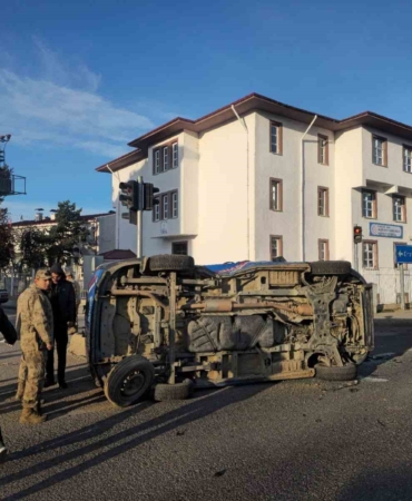 gumushanede-belediye-makam-araci-ile-jandarma-minibusu-carpisti-2-asker-yaralandi-qCi9Vqr4.jpg