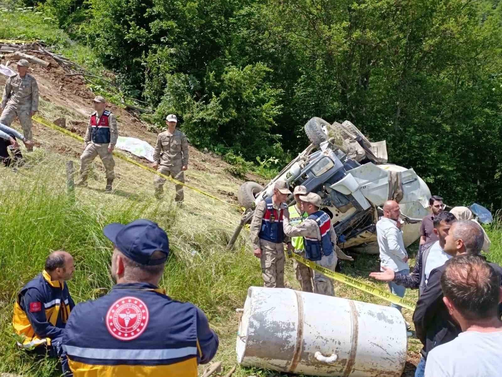 gumushanede beton mikseri 150 metrelik dik yamactan yuvarlandi 2 olu 1 yarali 1 BjM5YOm8