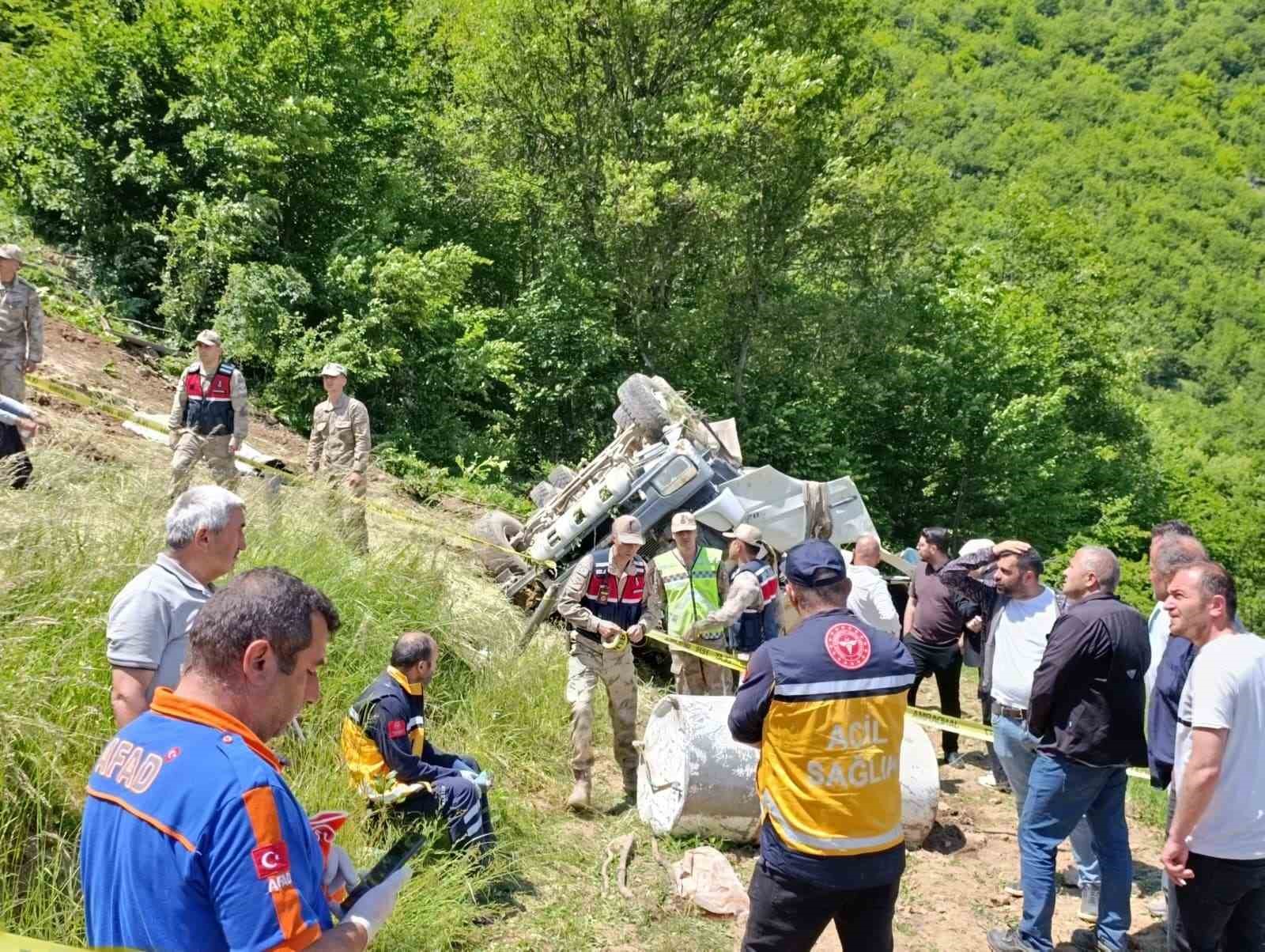 gumushanede beton mikseri 150 metrelik dik yamactan yuvarlandi 2 olu 1 yarali 2 7mHbCW6h