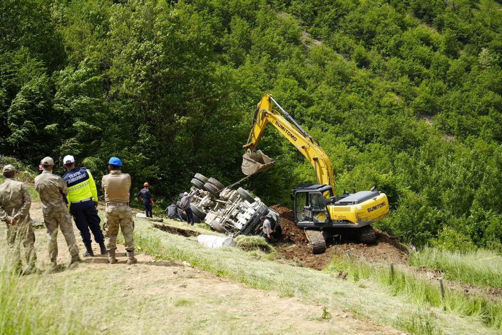 gumushanede beton mikseri 150 metrelik dik yamactan yuvarlandi 2 olu 1 yarali 7 Jagk4lnU