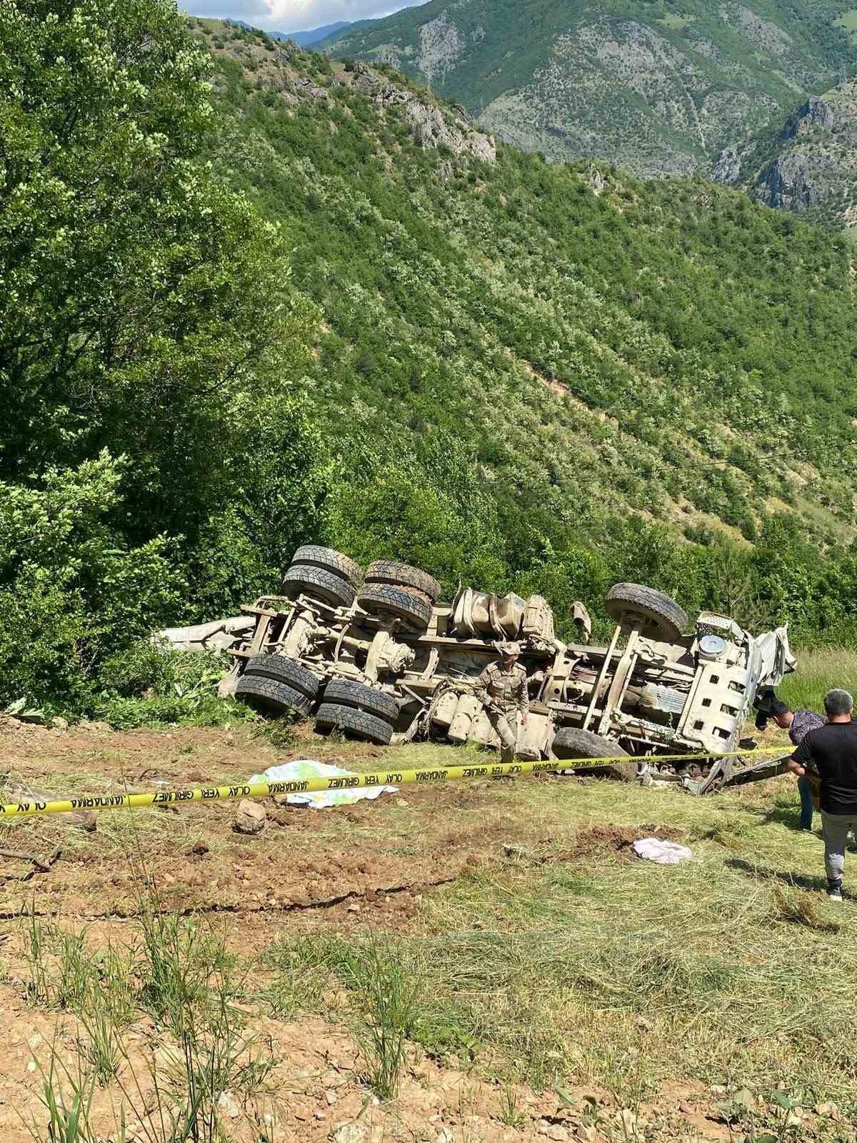 gumushanede beton mikseri 150 metrelik dik yamactan yuvarlandi 2 olu 1 yarali 8 iiA7DTtk