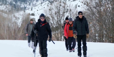 gumushanede-beyaz-yolculuk-dagcilar-kar-ustunde-bulustu-d3m9AQBL.jpg
