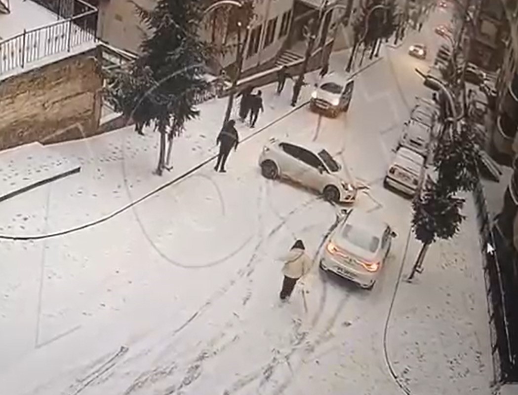 gumushanede buzlu yolda yokus asagi kayan araclar kamerada 0 nHVznFOn
