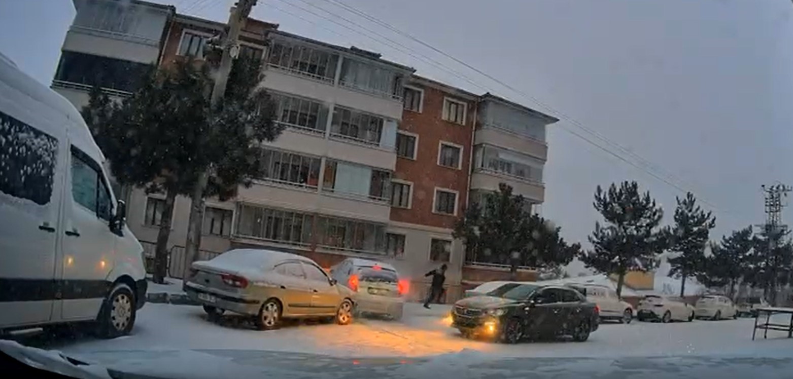 gumushanede buzlu yolda yokus asagi kayan araclar kamerada 1 XDumGpOZ