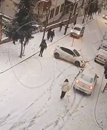 gumushanede-buzlu-yolda-yokus-asagi-kayan-araclar-kamerada-uAnDLsRv.jpg