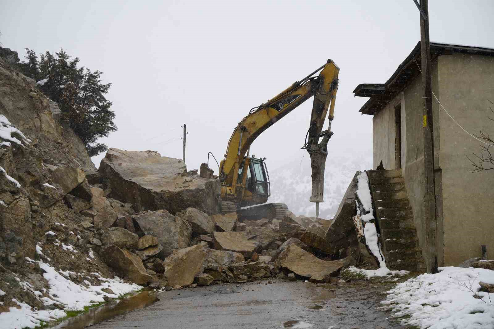 gumushanede dagdan kopan dev kayalar ahira dustu 3 ev bosaltildi 0 I9adTJOJ