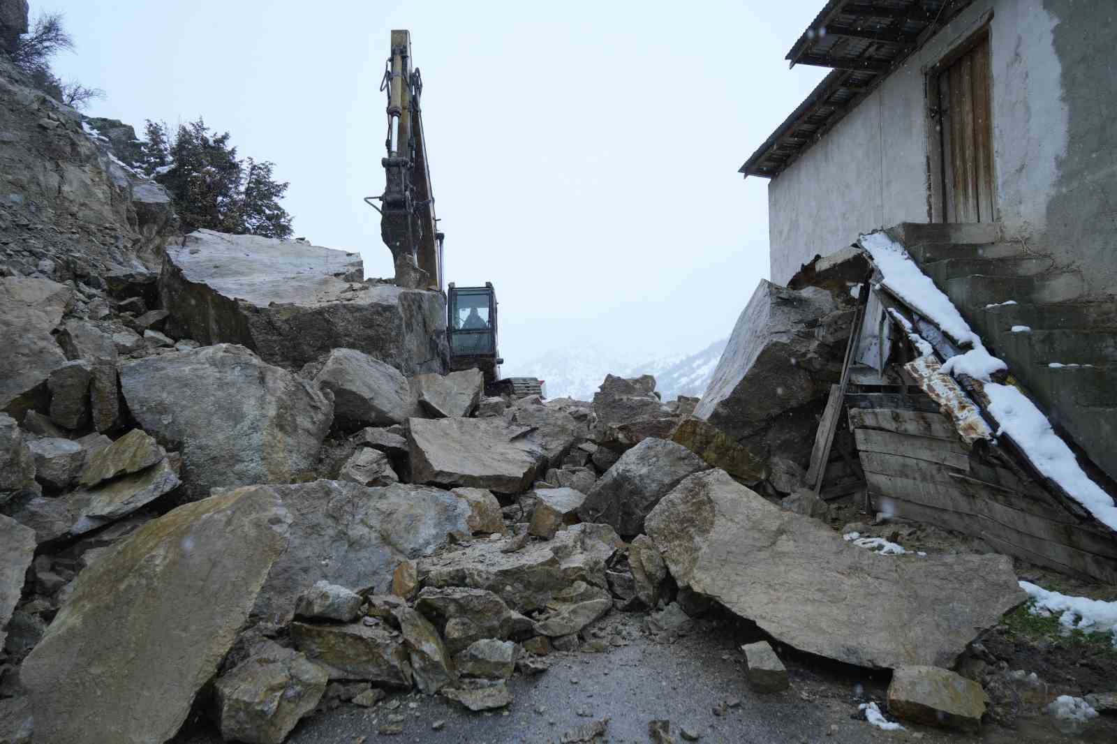 gumushanede dagdan kopan dev kayalar ahira dustu 3 ev bosaltildi 2 wd5nFLXS