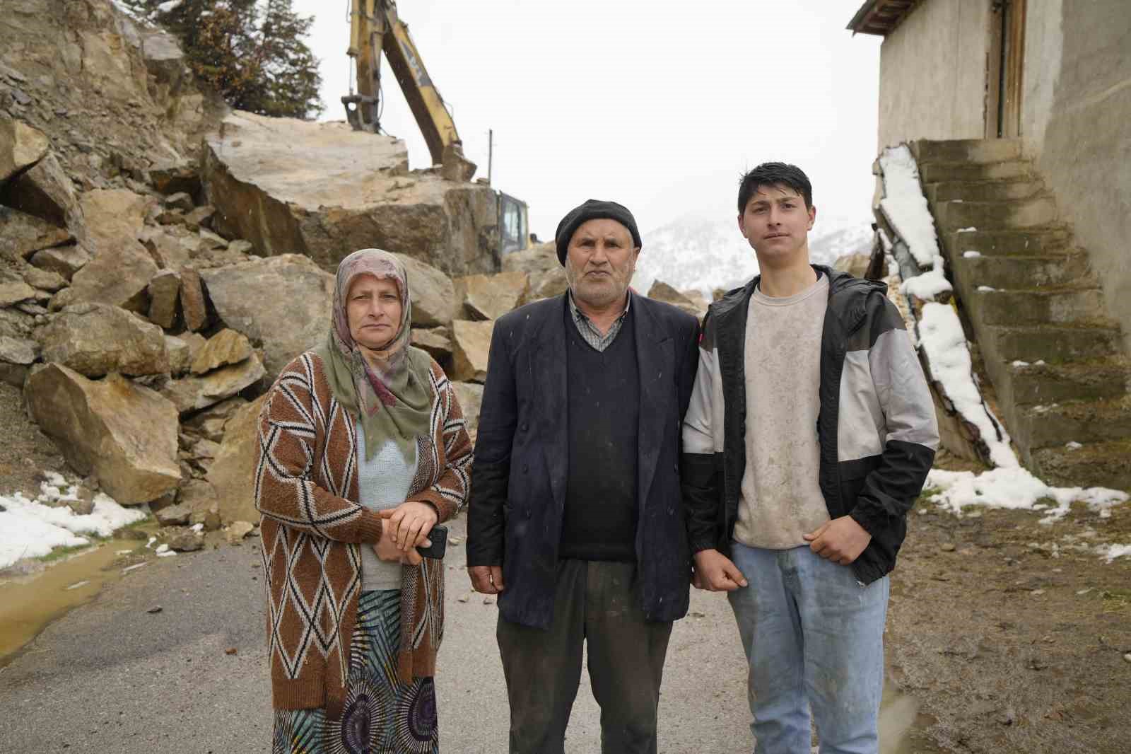 gumushanede dagdan kopan dev kayalar ahira dustu 3 ev bosaltildi 3 9QIzLU4v
