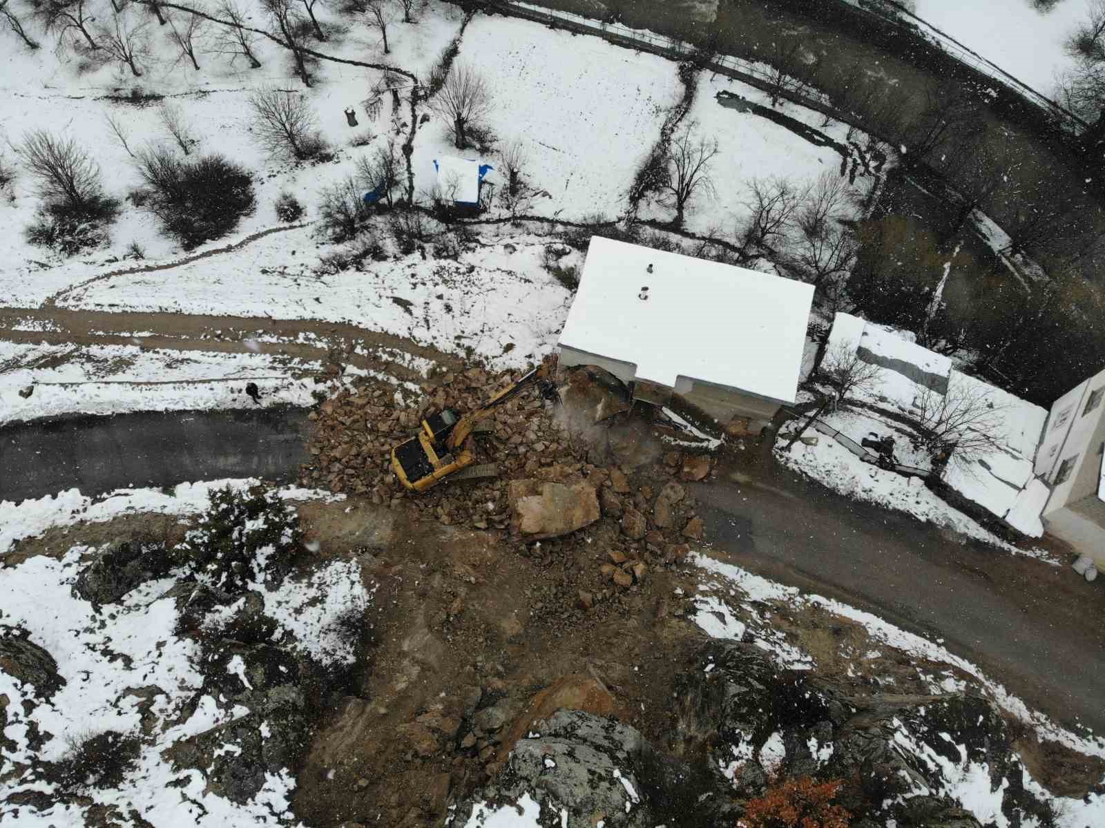 gumushanede dagdan kopan dev kayalar ahira dustu 3 ev bosaltildi 5 pG54IvRU
