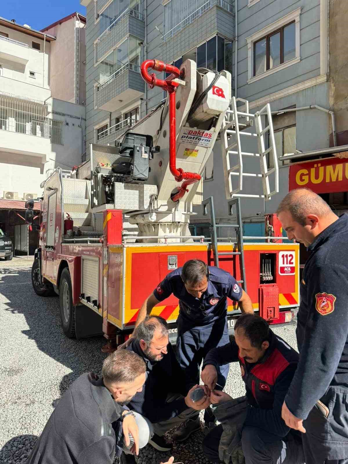 gumushanede itfaiye ekipleri ayaklari ipe dolanan guvercin icin seferber oldu 2 mCsubNBa