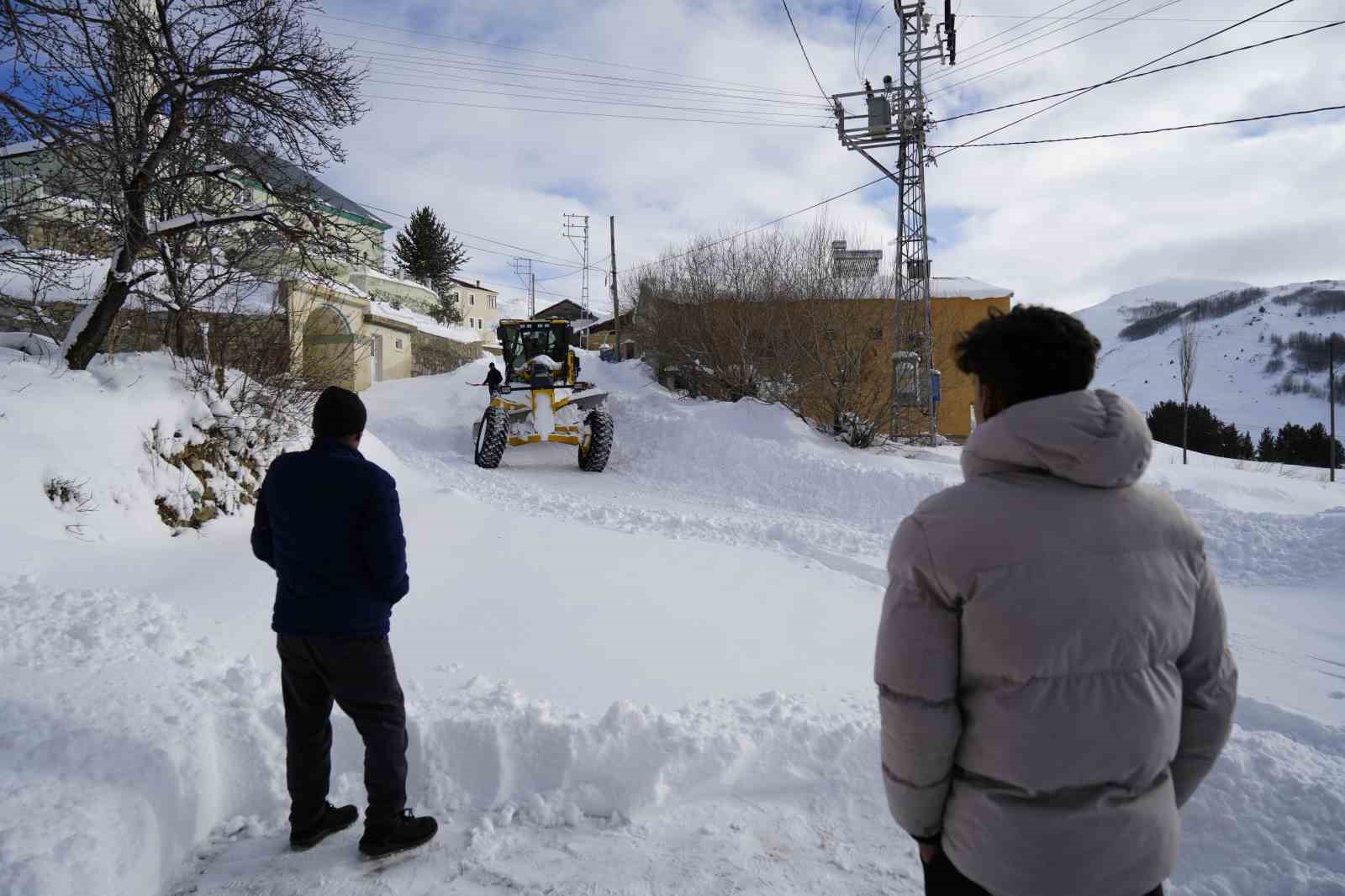 gumushanede kapanan koy yollarinda kar mesaisi araliksiz suruyor 2 MhOrekqQ