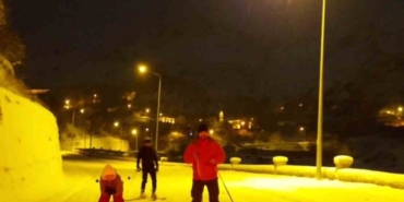 gumushanede-kayakcilar-kar-yagisini-firsata-cevirdi-sehir-merkezine-kayarak-indiler-3kyQKufT.jpg
