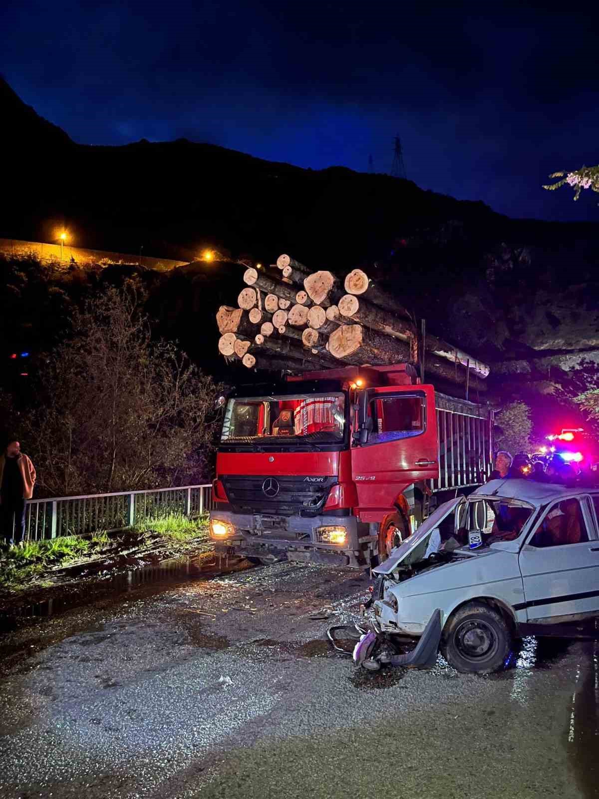gumushanede kopru girisinde iki arac kafa kafaya carpisti 2si agir 3 yarali 0 5Gw8asnW