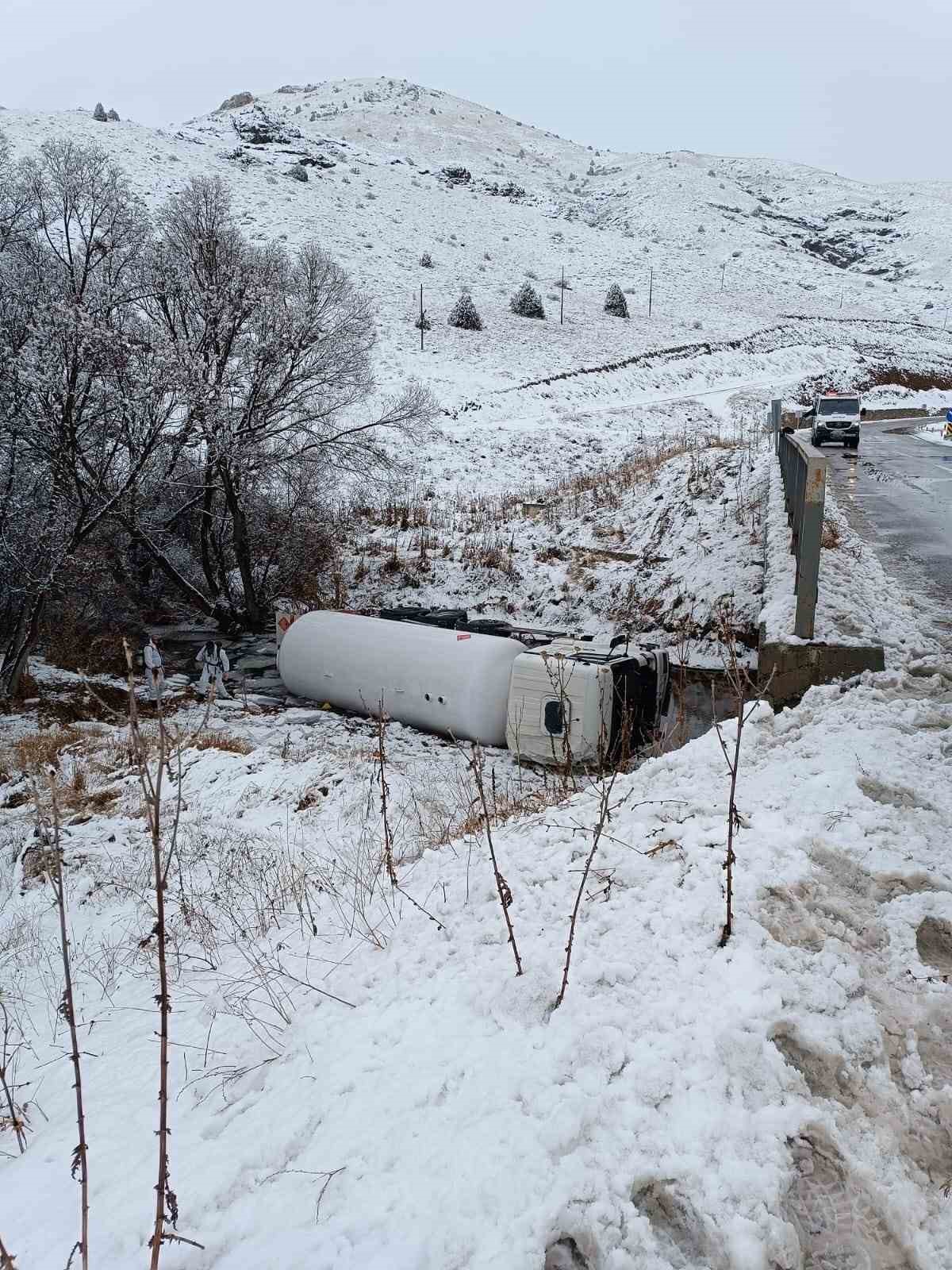 Gümüşhane’de LPG yüklü tanker dere yatağına devrildi: 1 yaralı 4 gumushanede lpg yuklu tanker dere yatagina devrildi 1 yarali 0