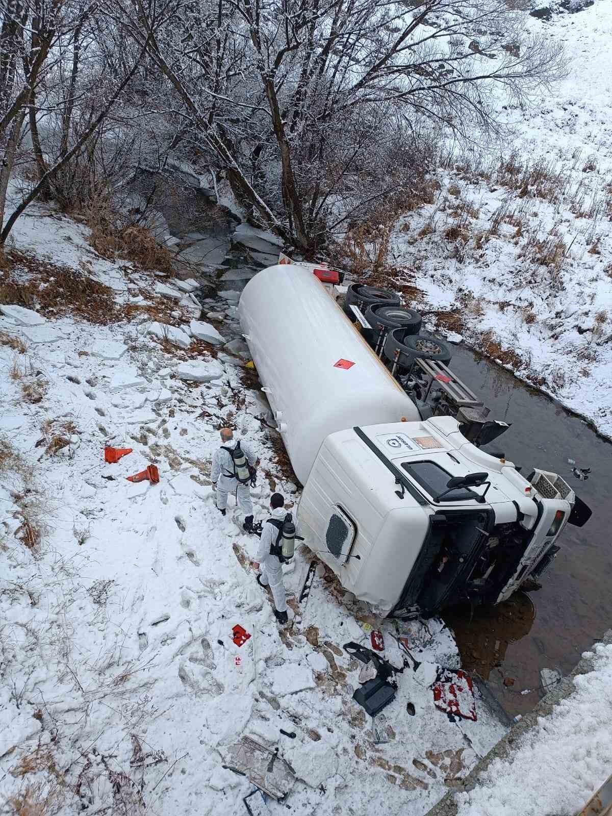 Gümüşhane’de LPG yüklü tanker dere yatağına devrildi: 1 yaralı 5 gumushanede lpg yuklu tanker dere yatagina devrildi 1 yarali 1 TAL6Ht1F