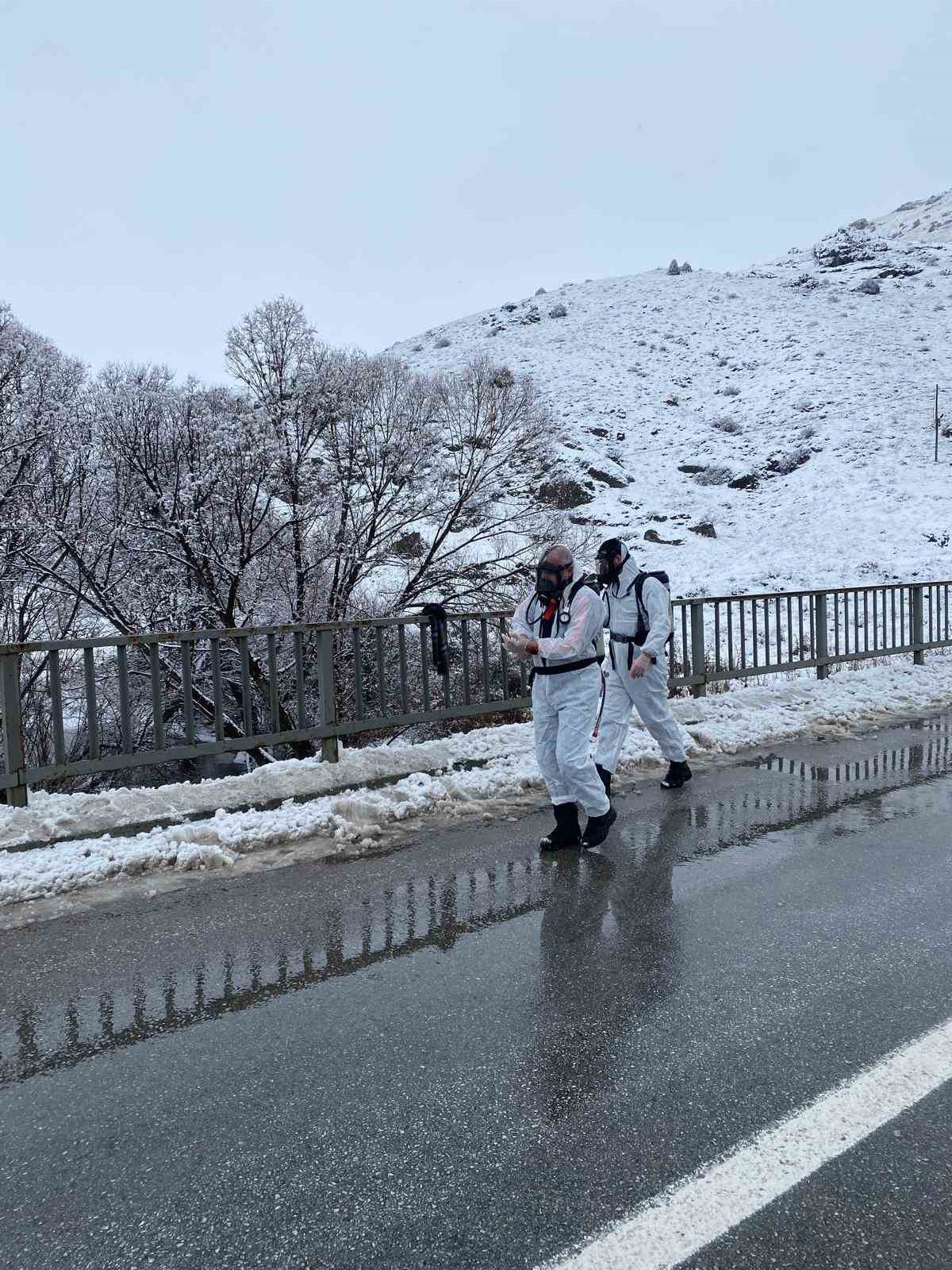 Gümüşhane’de LPG yüklü tanker dere yatağına devrildi: 1 yaralı 6 gumushanede lpg yuklu tanker dere yatagina devrildi 1 yarali 2 TTNSeqWa