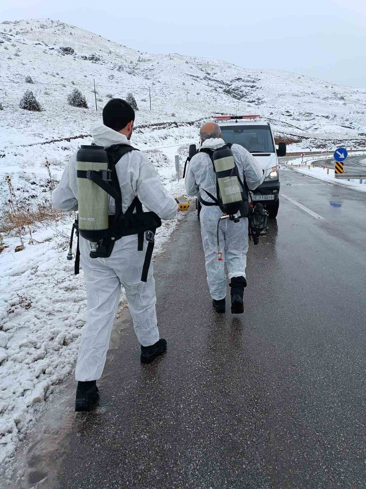 Gümüşhane’de LPG yüklü tanker dere yatağına devrildi: 1 yaralı 8 gumushanede lpg yuklu tanker dere yatagina devrildi 1 yarali 4 H6KpN1K8
