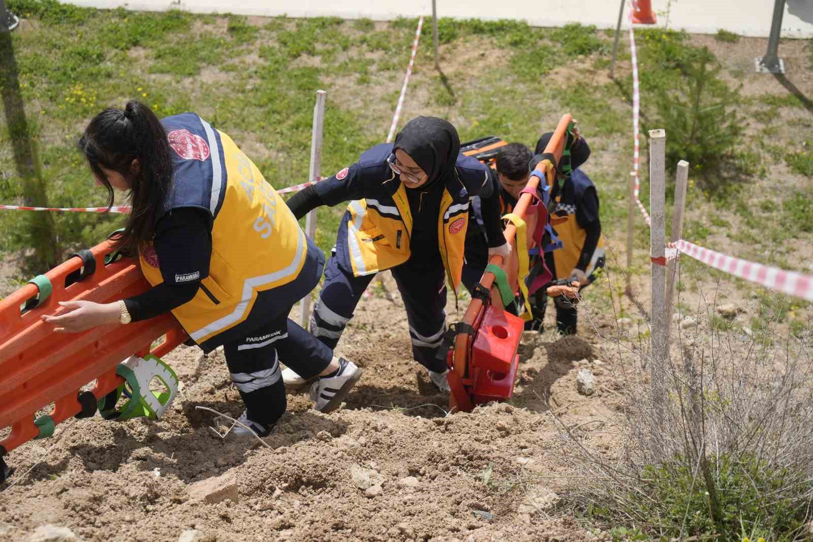Gümüşhane’de üniversite öğrencileri afet tatbikatında yarıştı 6 gumushanede universite ogrencileri afet tatbikatinda yaristi 2 3ARlBqkL