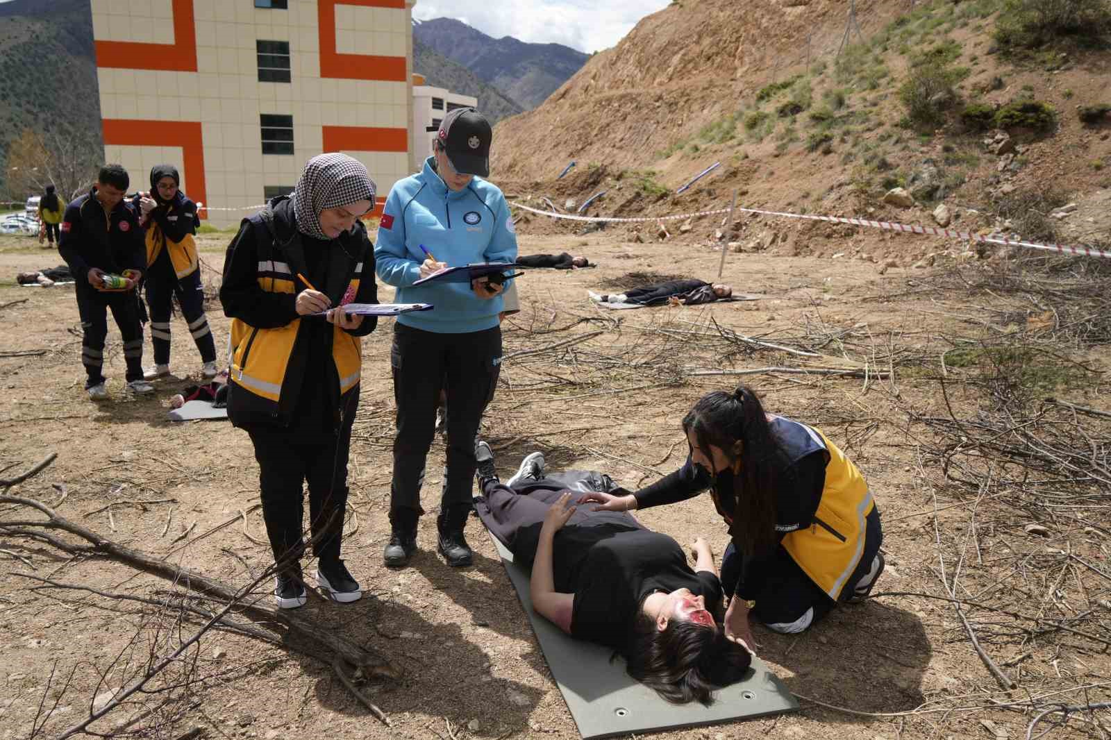 Gümüşhane’de üniversite öğrencileri afet tatbikatında yarıştı 8 gumushanede universite ogrencileri afet tatbikatinda yaristi 4 5KnMB8IW