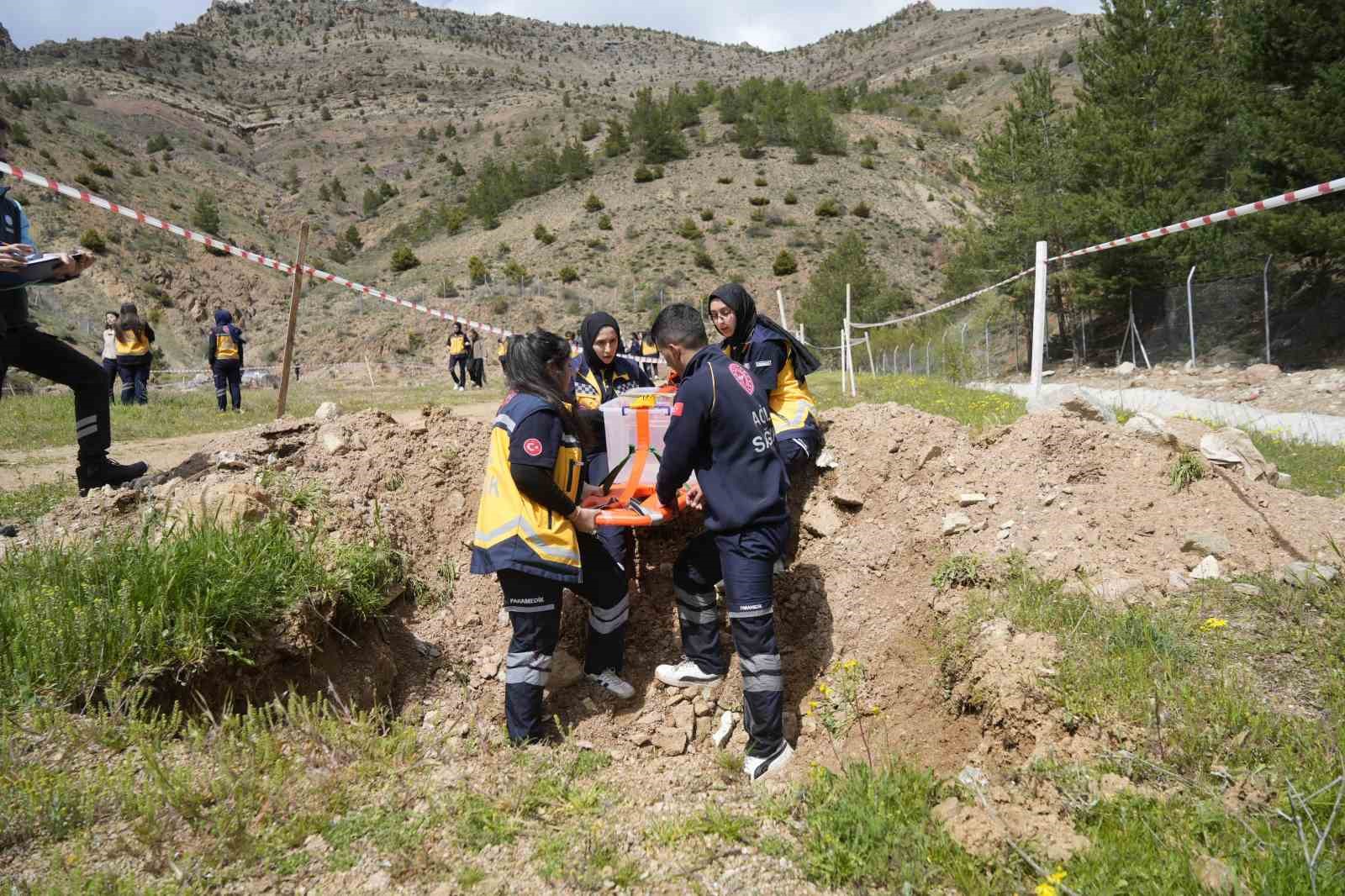 Gümüşhane’de üniversite öğrencileri afet tatbikatında yarıştı 10 gumushanede universite ogrencileri afet tatbikatinda yaristi 6