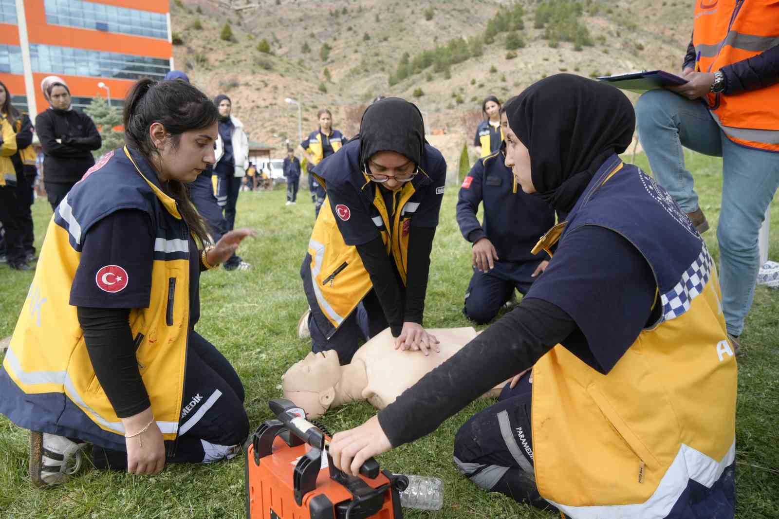 Gümüşhane’de üniversite öğrencileri afet tatbikatında yarıştı 11 gumushanede universite ogrencileri afet tatbikatinda yaristi 7 BF2BjybL
