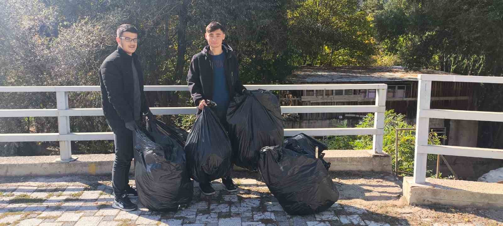 gumushanede universite ogrencileri harsit cayini coplerden arindirdi 0 bUYZyLlN