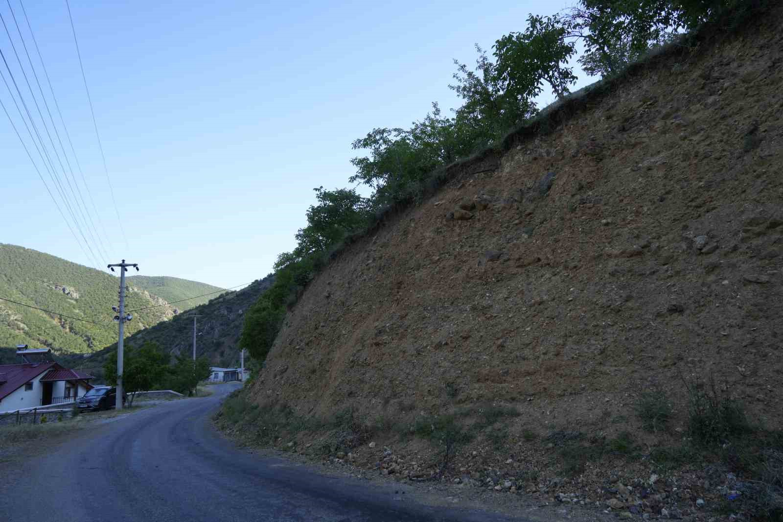 gumushanede vatandaslarin tapulu arazileri toprak kaymalari nedeniyle her gecen gun kuculuyor 2 VMNvGS34