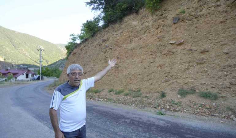 gumushanede-vatandaslarin-tapulu-arazileri-toprak-kaymalari-nedeniyle-her-gecen-gun-kuculuyor-TFIEYt8F.jpg