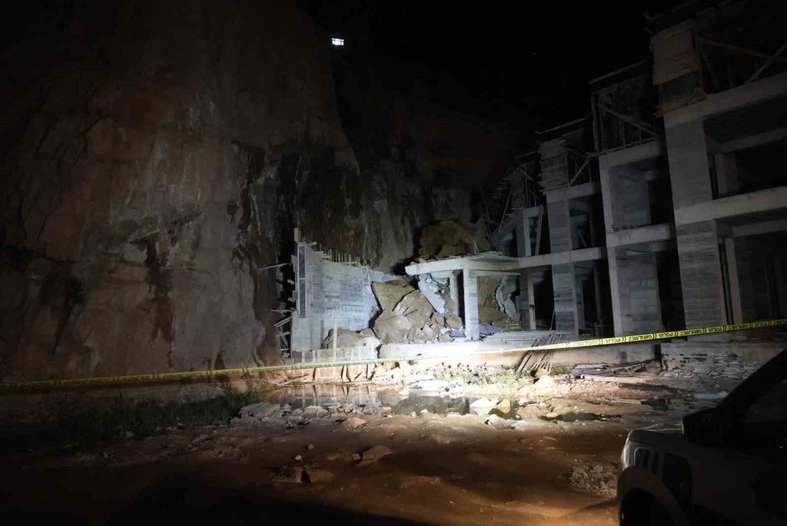 Gümüşhane’de yamaçtan kopan dev kayalar, inşaat halindeki binanın üstüne düştü 4 gumushanede yamactan kopan dev kayalar insaat halindeki binanin ustune dustu 0 cY65inj8