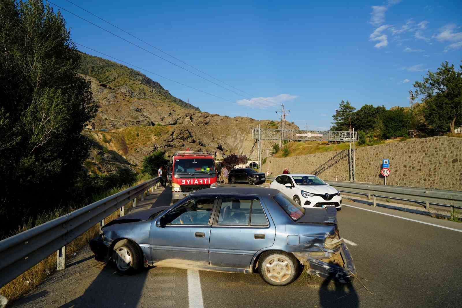 Gümüşhane’de zincirleme kaza: 1 yaralı 4 gumushanede zincirleme kaza 1 yarali 0 ntXhffeA