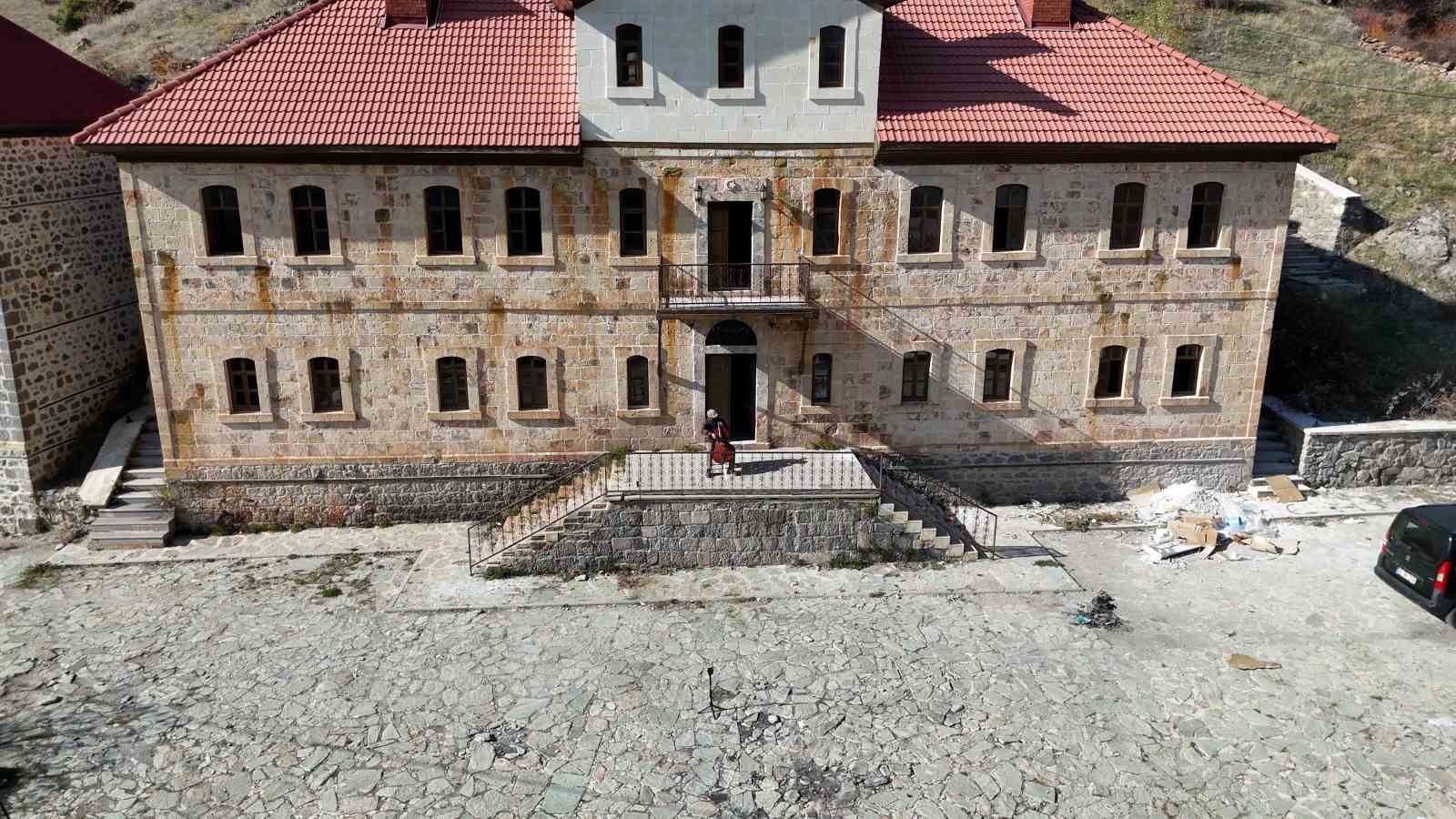 gumushaneli muzisyenden tarihi mekanlarda viyolonsel ile essiz performans 2 cIdHt8Bs