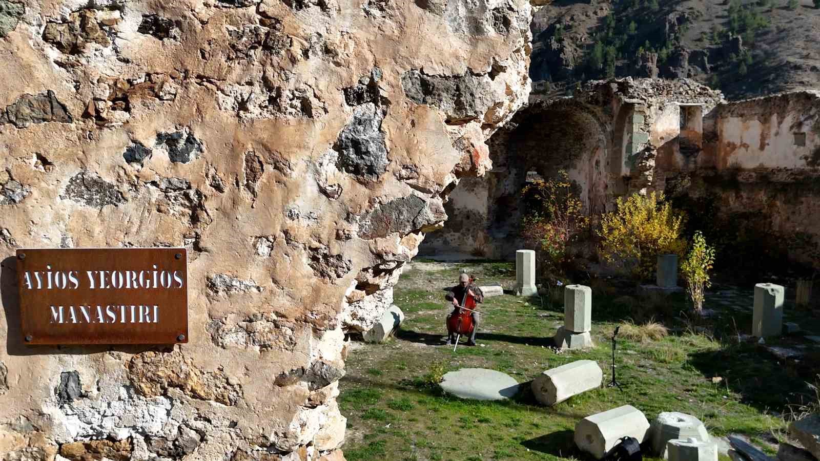 gumushaneli muzisyenden tarihi mekanlarda viyolonsel ile essiz performans 3 vOpLqq6I