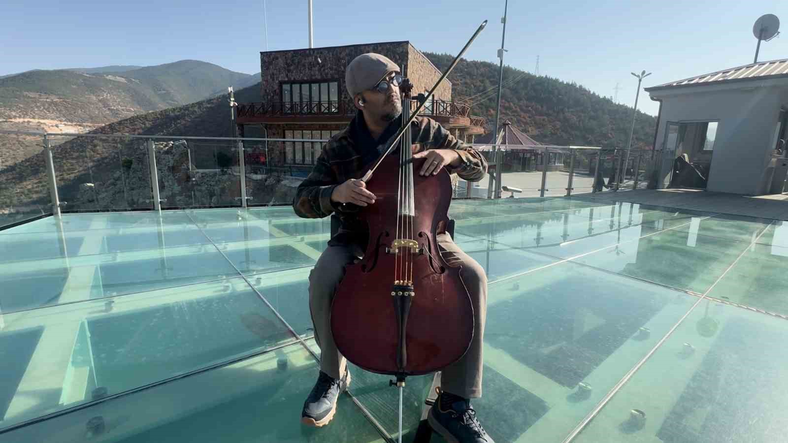 gumushaneli muzisyenden tarihi mekanlarda viyolonsel ile essiz performans 5 Vb1q5fYD
